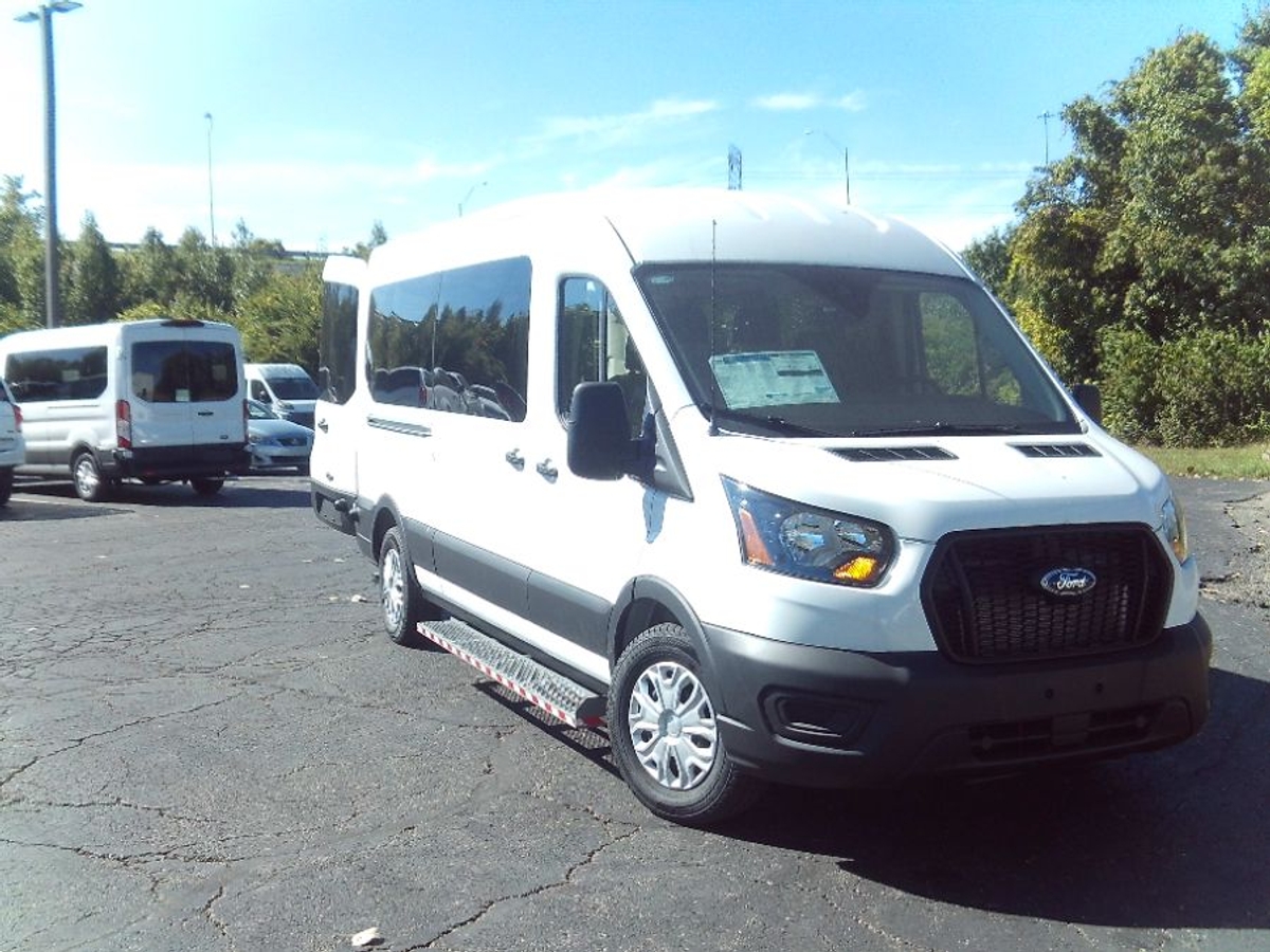 White Ford T350 image number 9