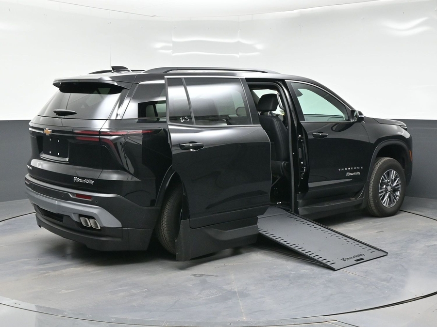 Black Chevrolet Traverse image number 6