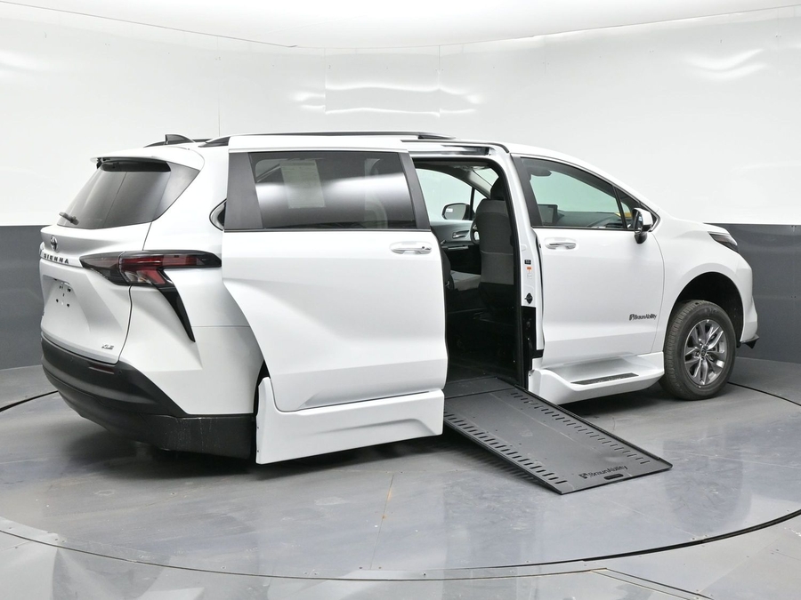 New 2026 Toyota Sienna Hybrid XLE Add - BraunAbility Side Entry Entry In Floor Automatic Ramp