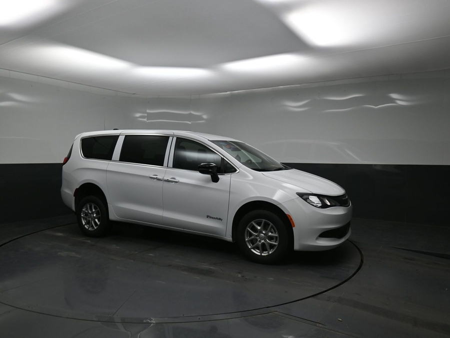 White Chrysler Voyager image number 16