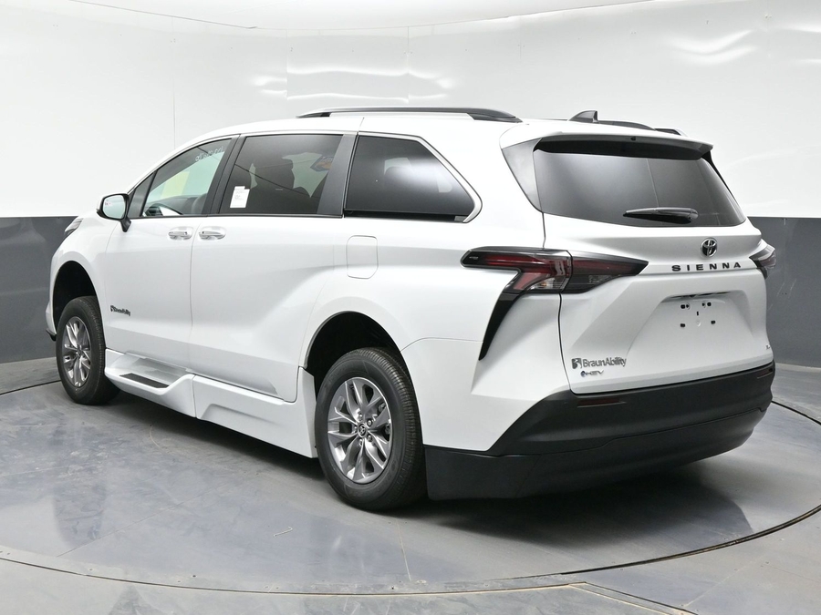 New 2026 Toyota Sienna Hybrid XLE Base - BraunAbility Side Entry Entry Fold Out Automatic Ramp