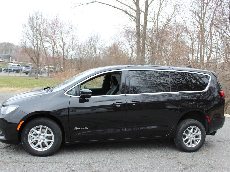 Black Chrysler Voyager image number 3