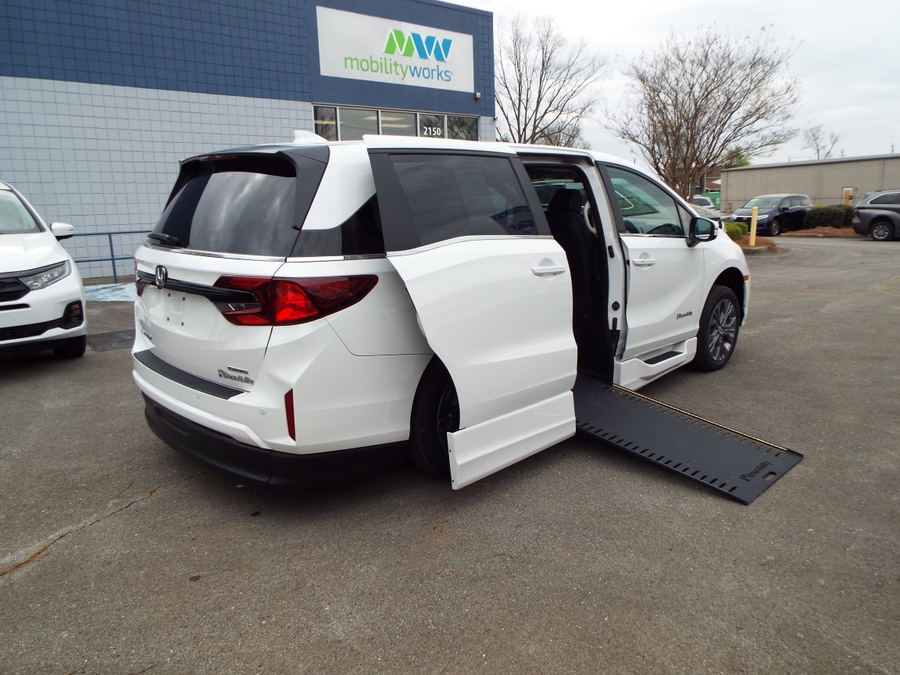 White Honda Odyssey image number 33