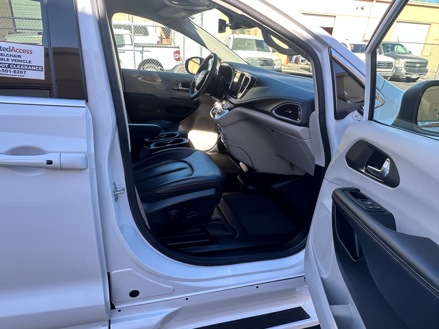 Used 2023 Chrysler Pacifica Touring L Theatre - BraunAbility Side Entry Entry In Floor Automatic Ramp