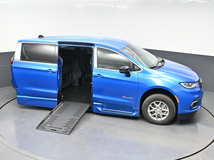 Blue Chrysler Pacifica image number 20