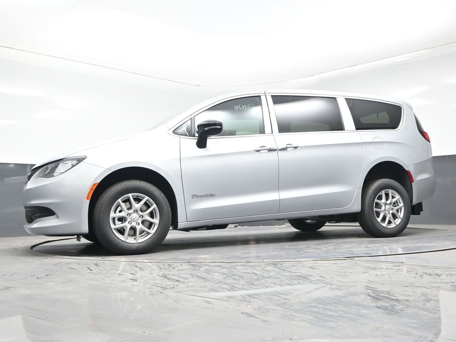 Silver Chrysler Voyager image number 18