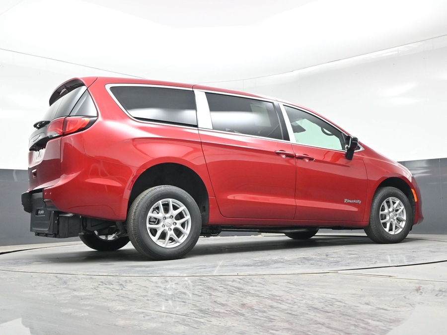 Red Chrysler Voyager image number 20