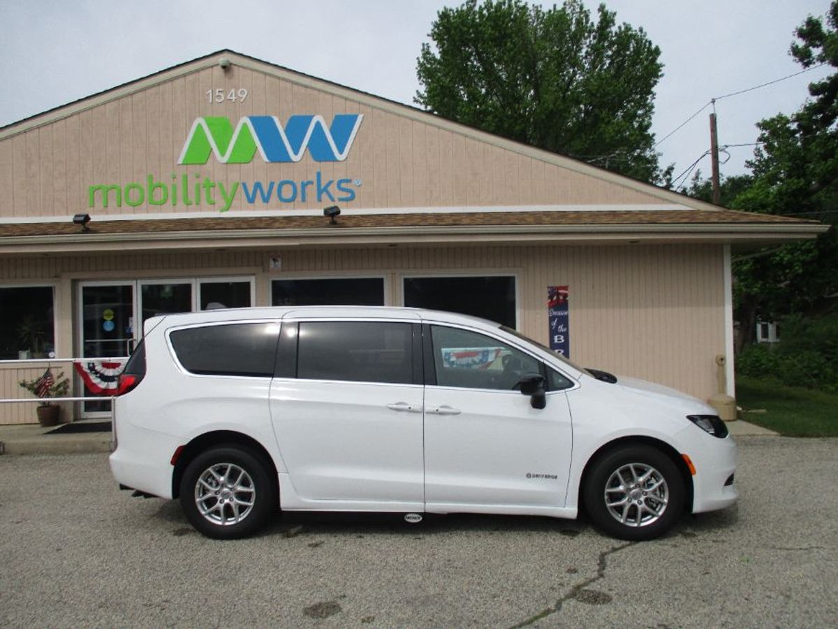 White Chrysler Voyager image number 3