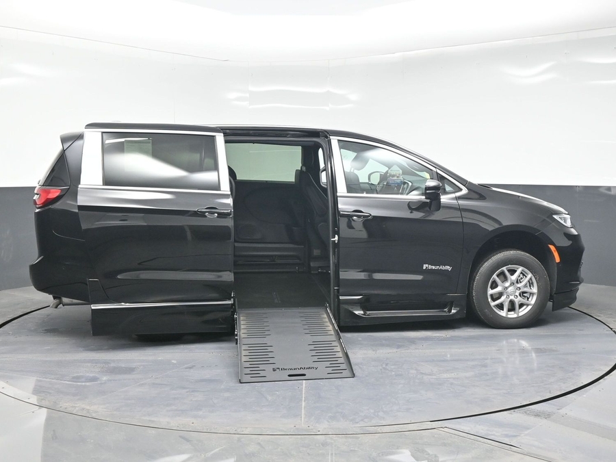 New 2025 Chrysler Pacifica Select Safety - BraunAbility Side Entry Entry Fold Out Automatic Ramp