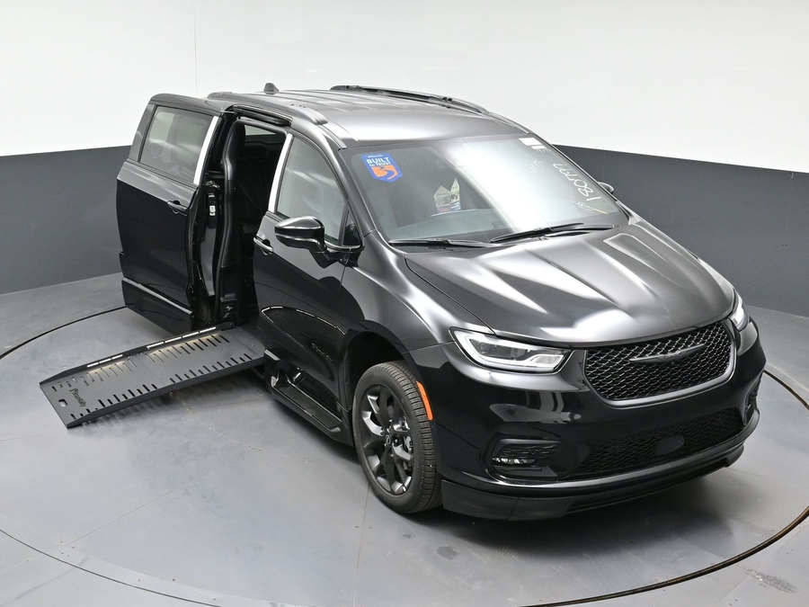 New 2026 Chrysler Pacifica Select Sport - BraunAbility Side Entry Fold Out Automatic Ramp