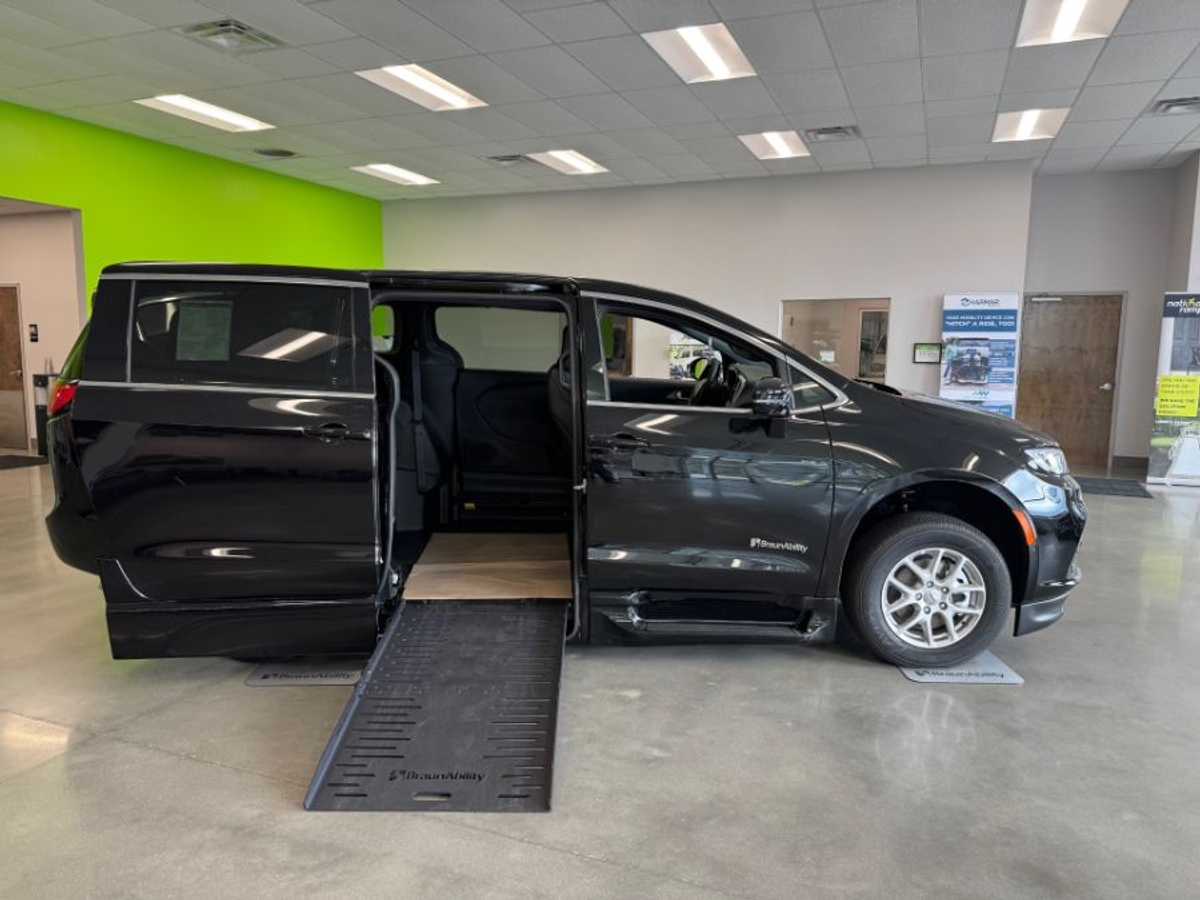 2025 CHRYSLER PACIFICA - Image 10