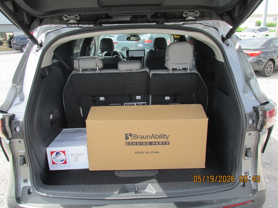 Grey Toyota Sienna image number 10
