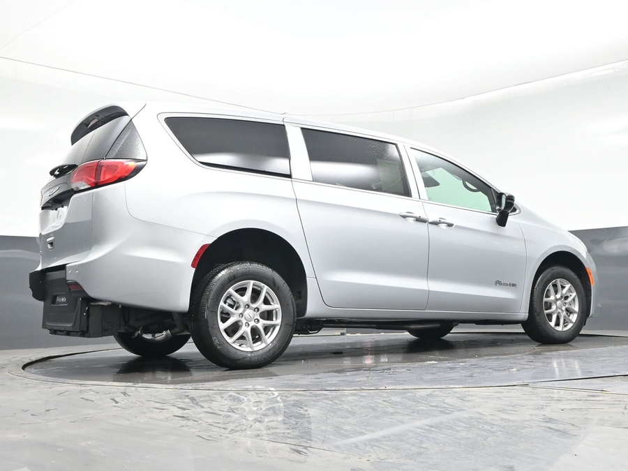 Silver Chrysler Voyager image number 20