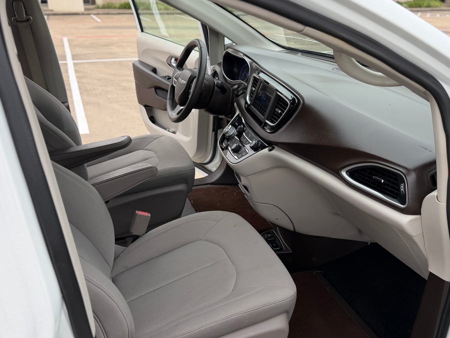 Used 2018 Chrysler Pacifica Touring - VMI Side Entry Entry In Floor Automatic Ramp