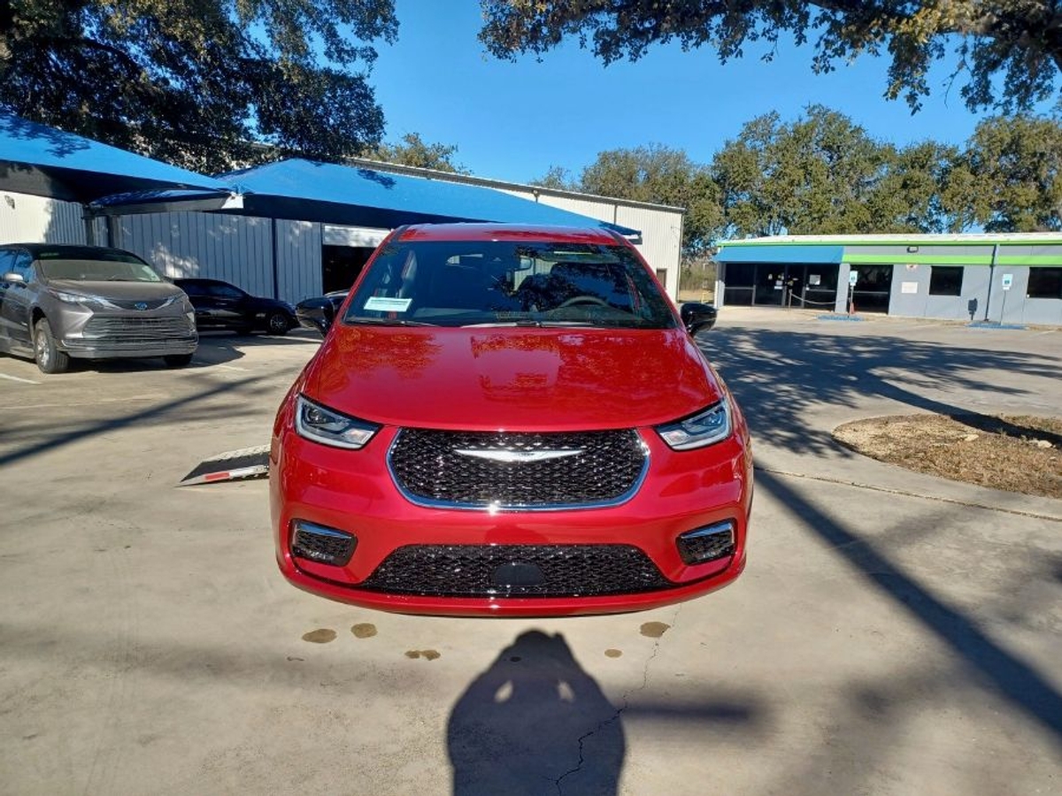 Red Chrysler Pacifica image number 4