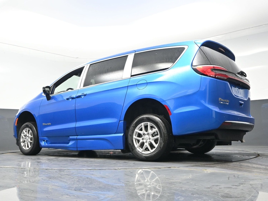 New 2026 Chrysler Pacifica Select Safety - BraunAbility Side Entry Entry In Floor Automatic Ramp