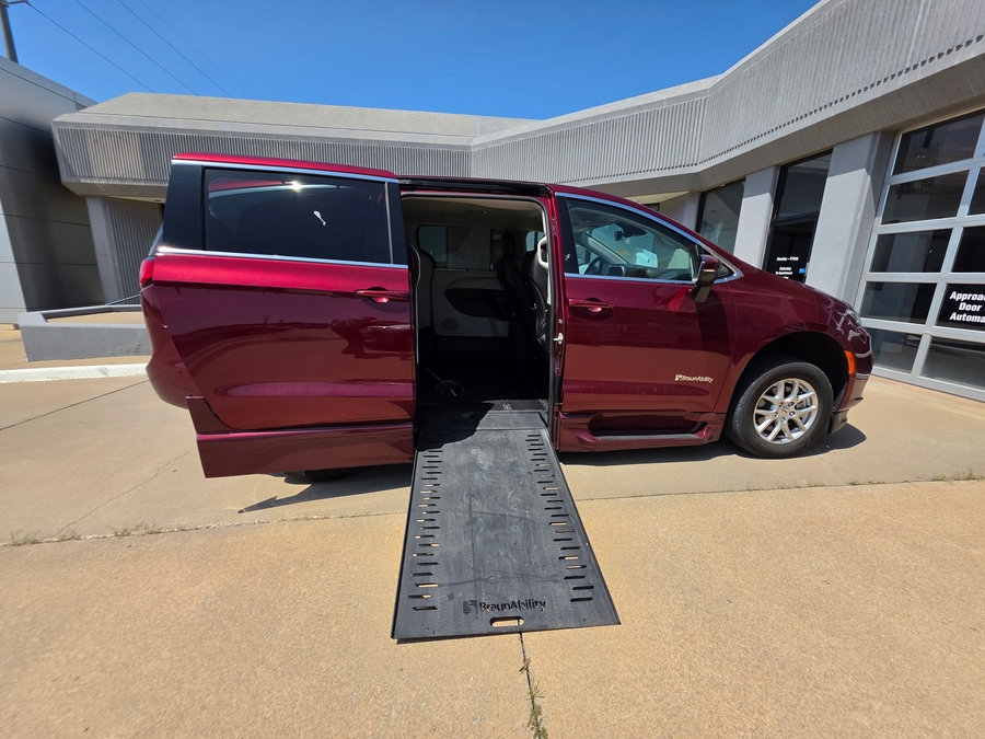 Número de imagen rojo Chrysler Pacifica 8