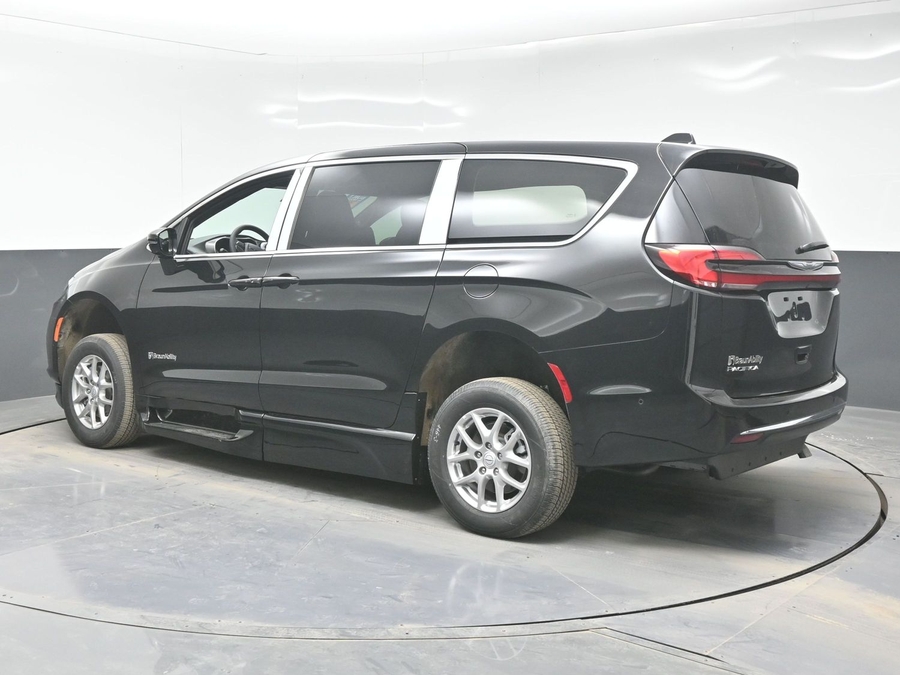 Black Chrysler Pacifica image number 3