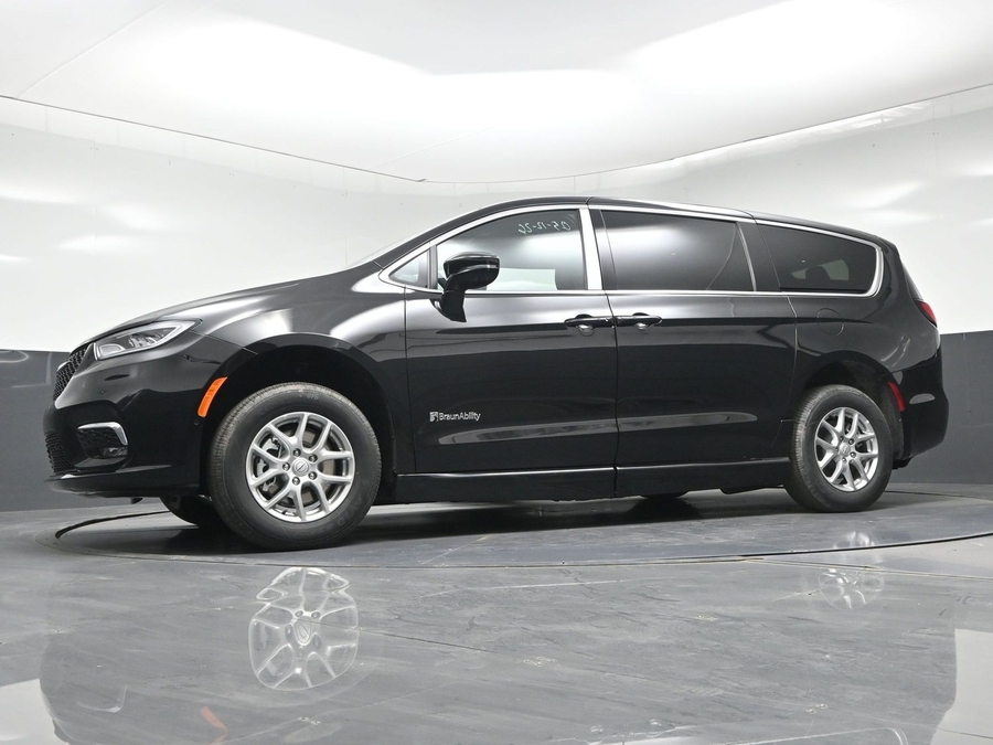 Black Chrysler Pacifica image number 20