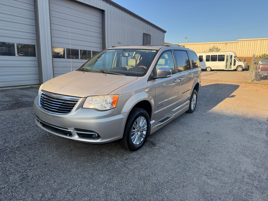  Chrysler Town and Country image number 7