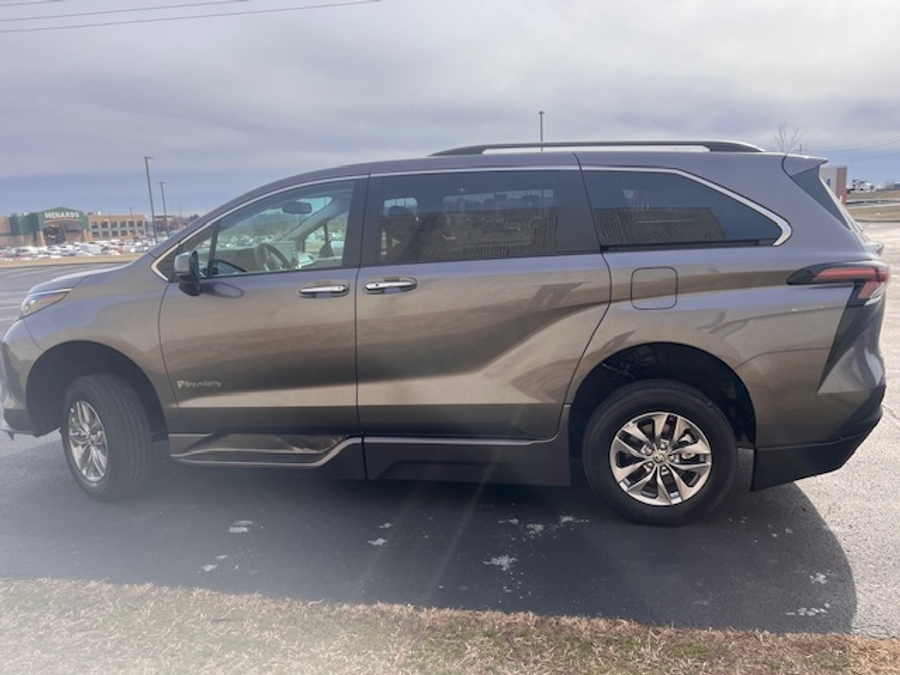 Used 2024 Toyota Sienna Hybrid XLE Plus - BraunAbility Side Entry Entry Fold Out Automatic Ramp