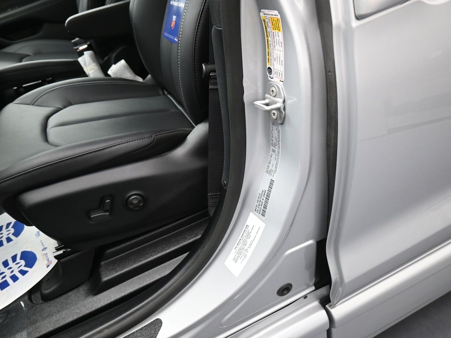 New 2026 Chrysler Pacifica Select Safety - BraunAbility Side Entry Entry Fold Out Automatic Ramp
