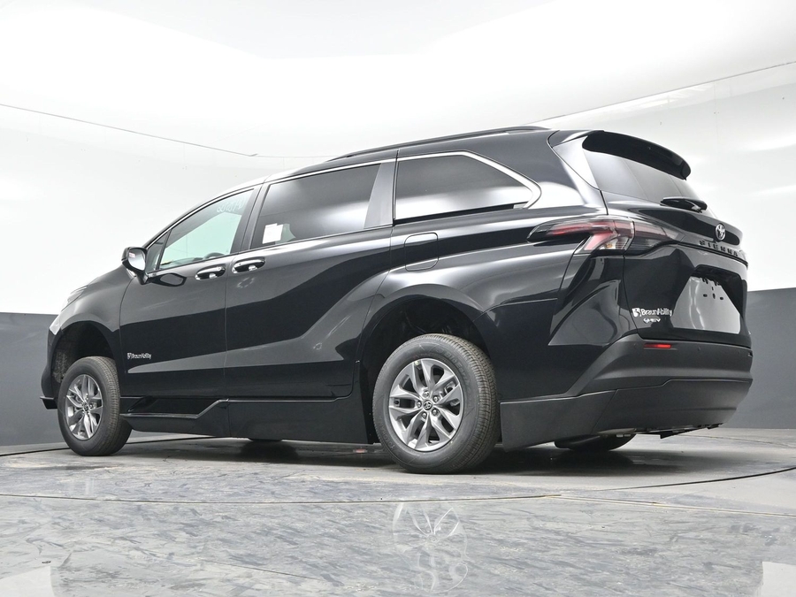Imagen de la Toyota Sienna negra número 17