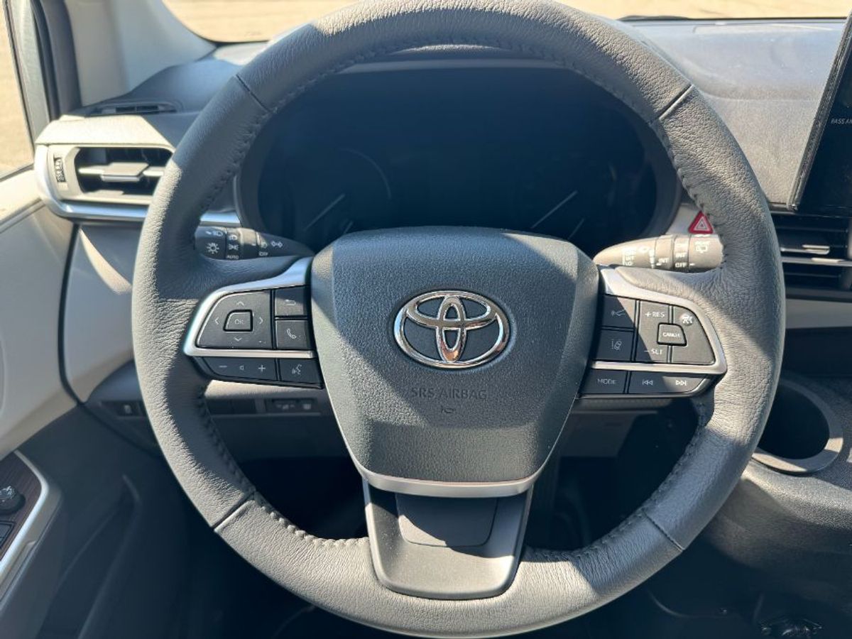 Silver Toyota Sienna image number 17