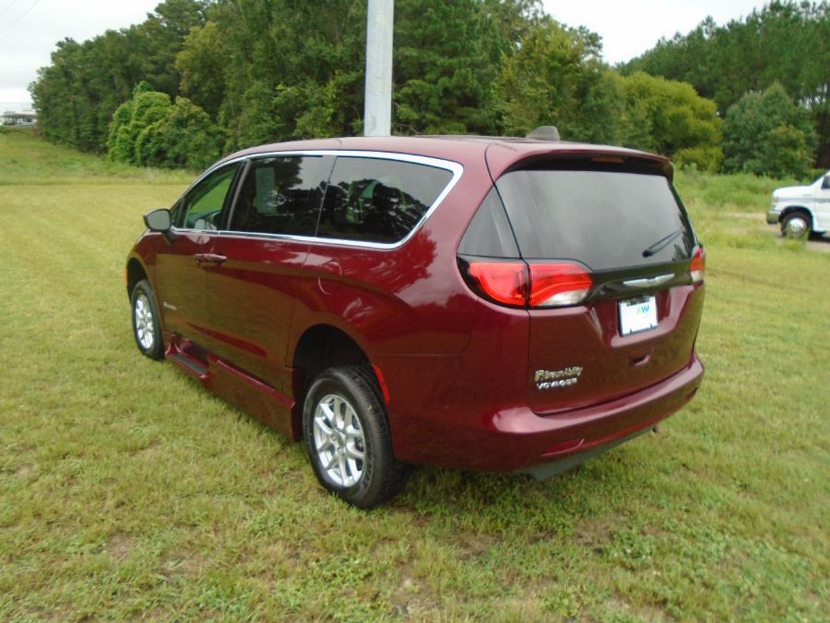 Red Chrysler Voyager image number 41
