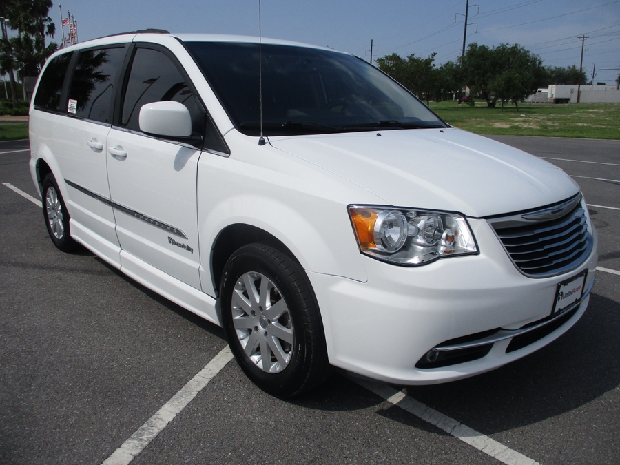 Used 2015 Chrysler Town and Country Touring - BraunAbility Side Entry Entry Fold Out Automatic Ramp