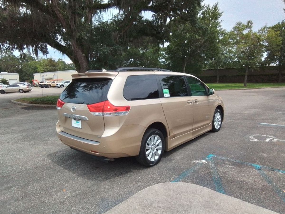 2011 TOYOTA SIENNA - Image 6