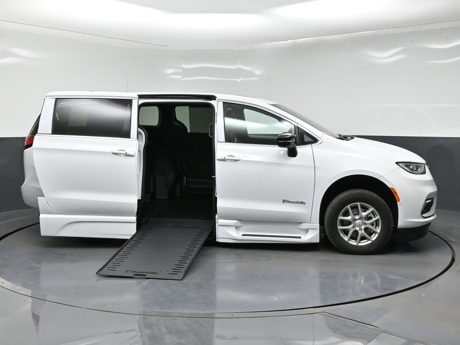 New 2026 Chrysler Pacifica Select Plus - BraunAbility Side Entry In Floor Automatic Ramp