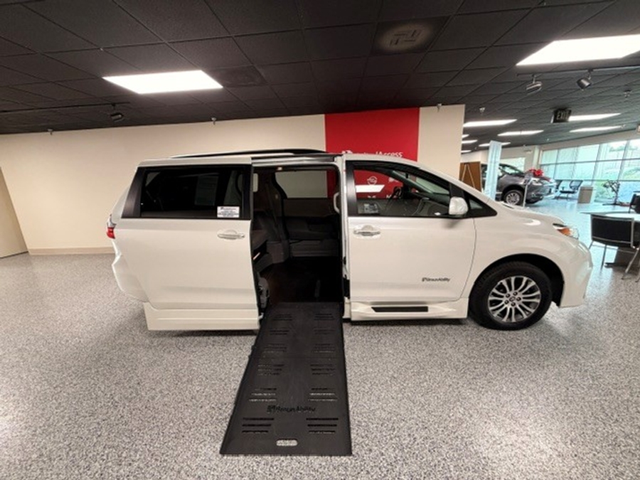 Used 2020 Toyota Sienna XLE - BraunAbility Side Entry Fold Out Automatic Ramp