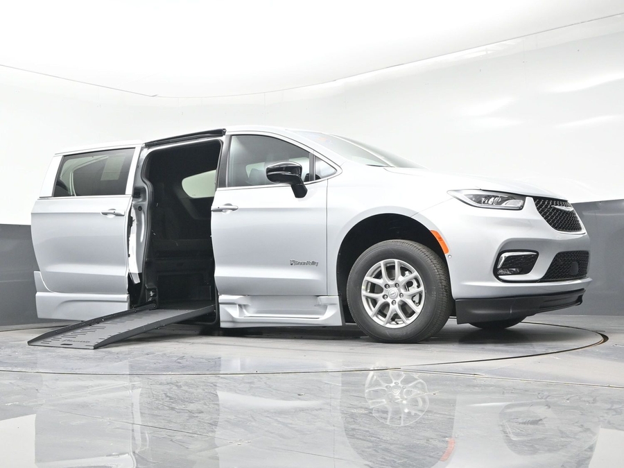 Silver Chrysler Pacifica image number 10