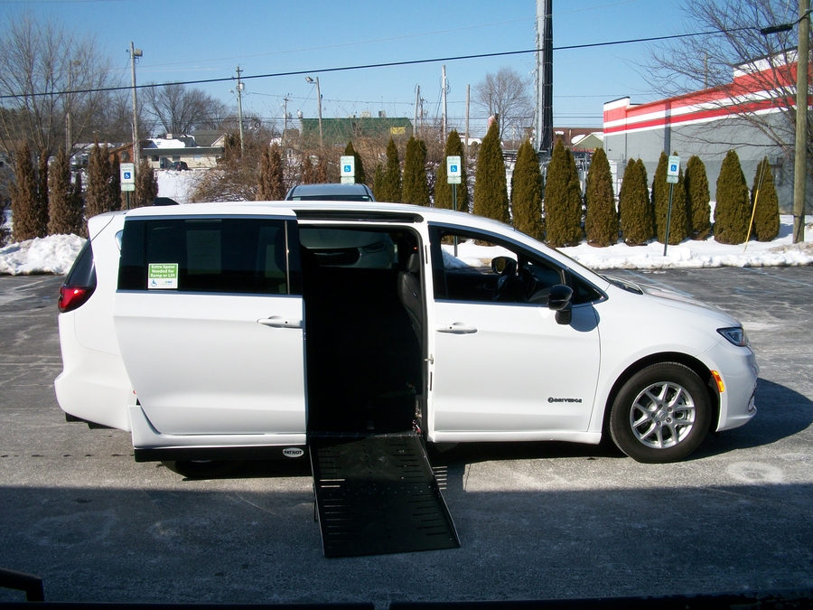 White Chrysler Pacifica image number 7