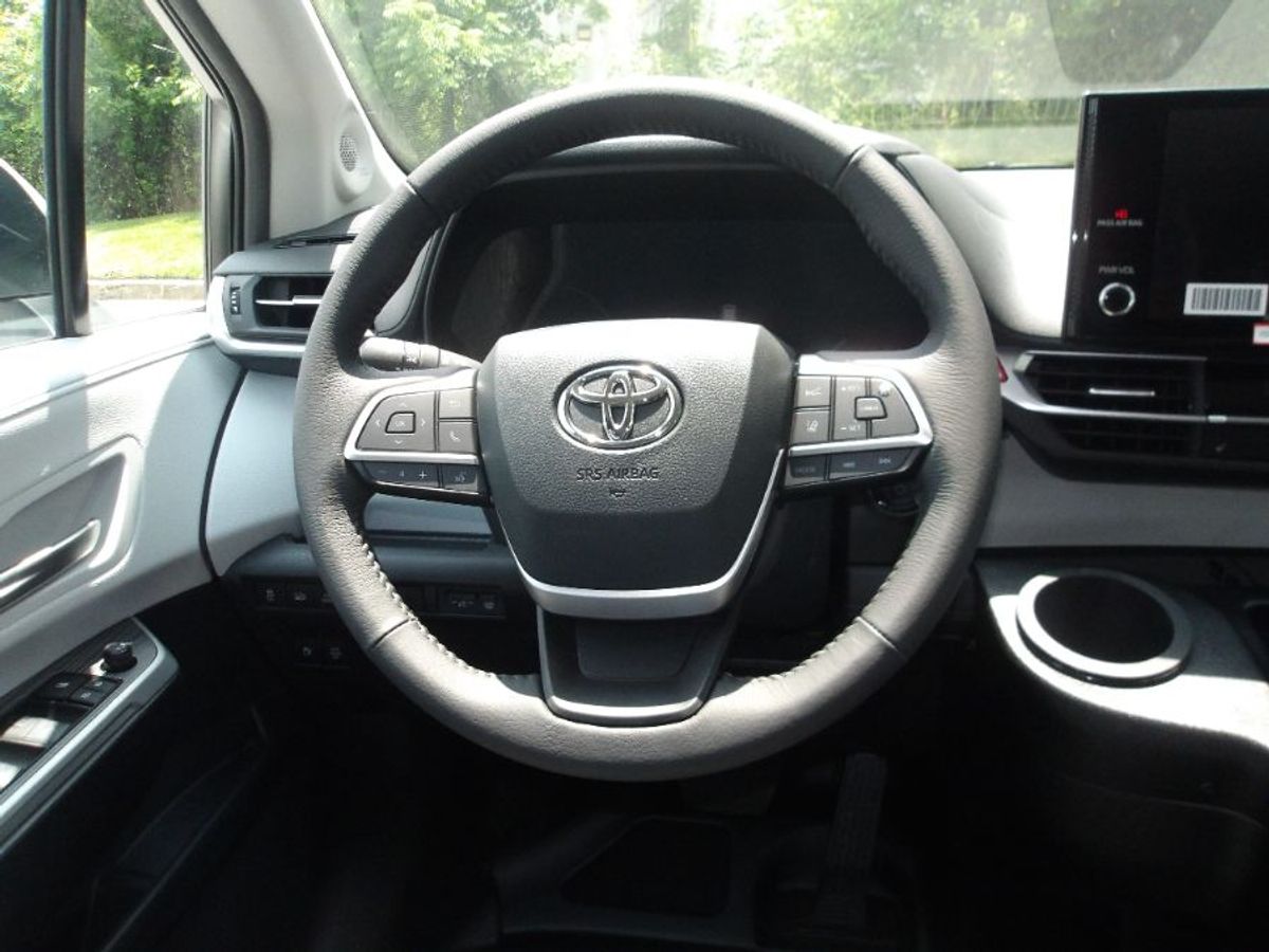 White Toyota Sienna image number 14