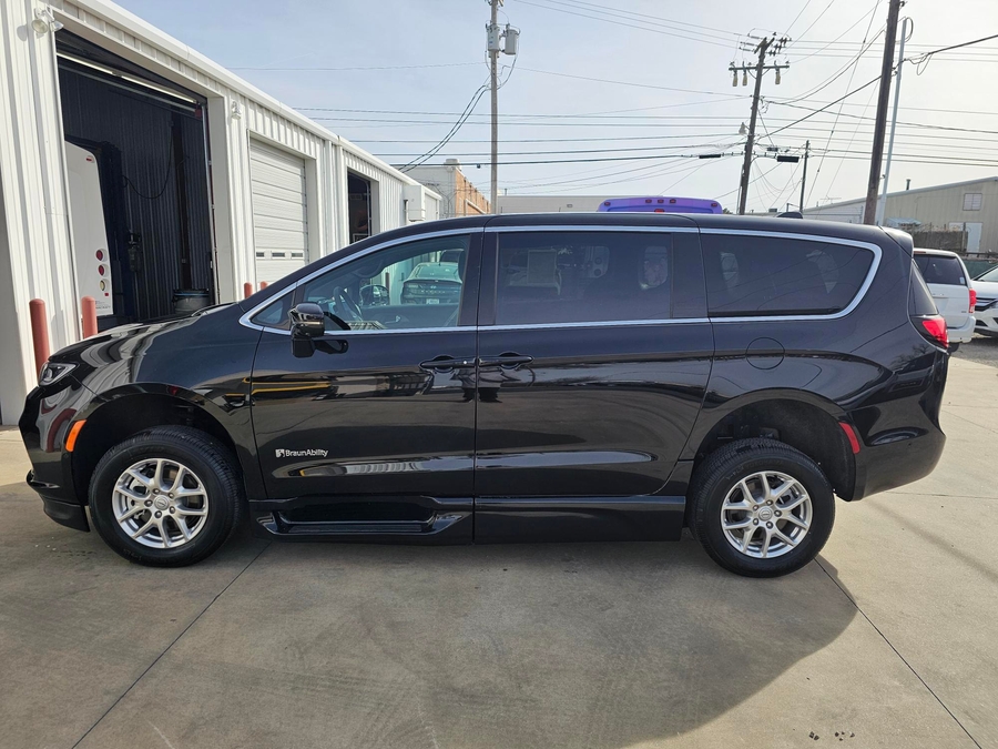 Black Chrysler Pacifica image number 3