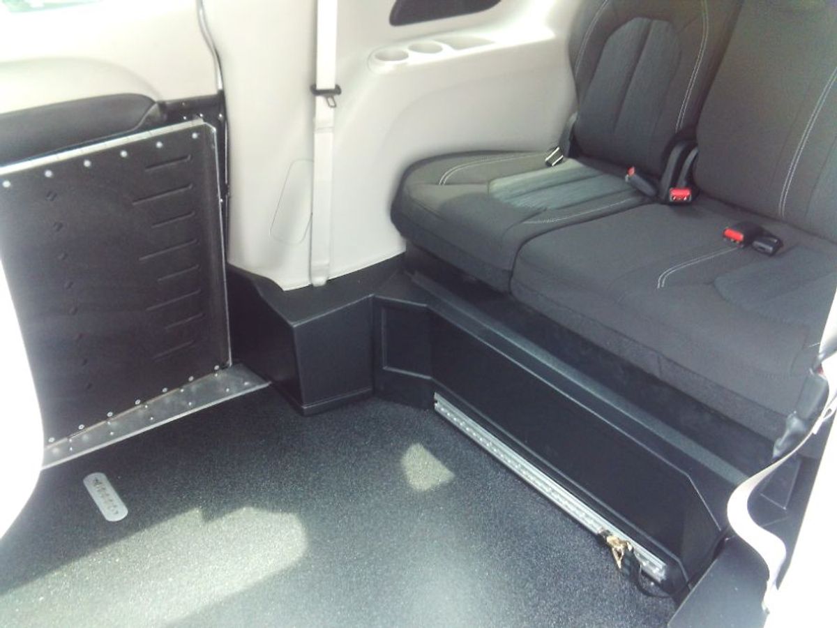 White Chrysler Voyager image number 4