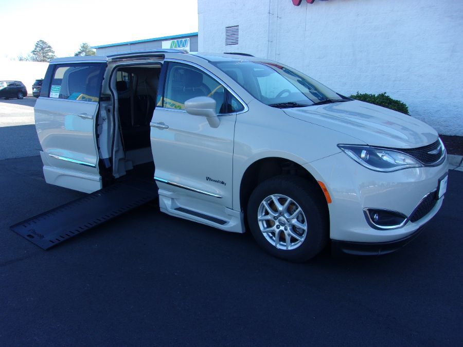 White Chrysler Pacifica image number 1