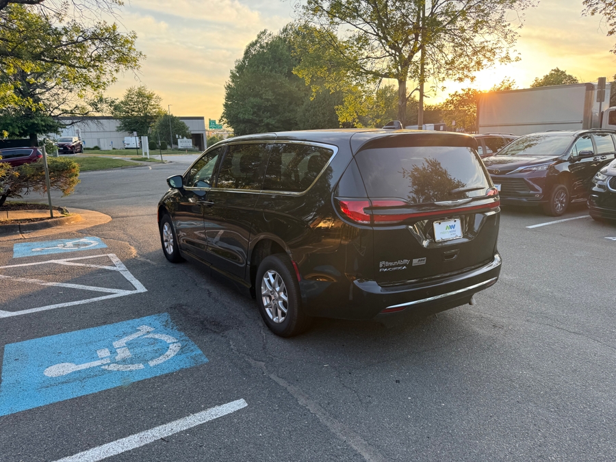 Black Chrysler Pacifica image number 8