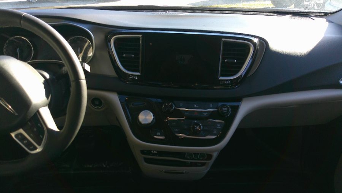 2022 CHRYSLER PACIFICA - Image 9