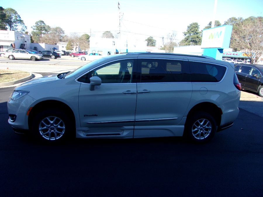 White Chrysler Pacifica image number 4
