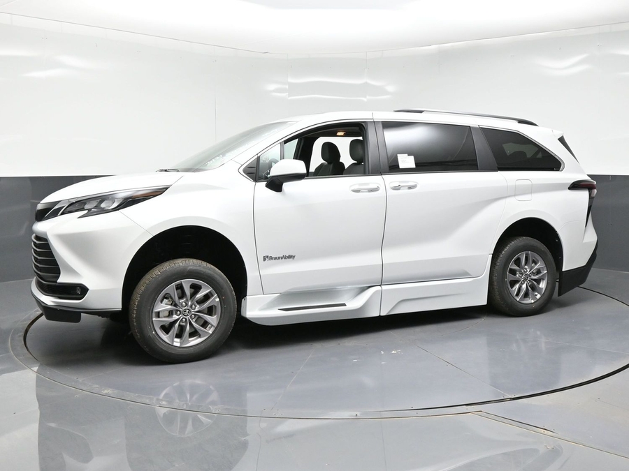 2026 Toyota Sienna XLE 7-Passenger Hybrid FWD's photo