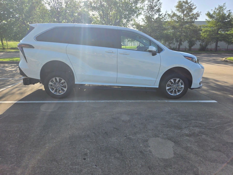 New 2026 Toyota Sienna Hybrid LE NOT ADA - Vantage Mobility Rear Entry Fold Out Manual Ramp