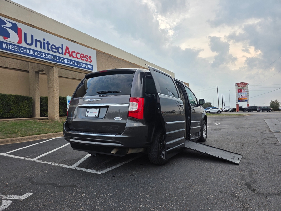 Used 2016 Chrysler Town and Country Touring-L - BraunAbility Side Entry Entry In Floor Automatic Ramp
