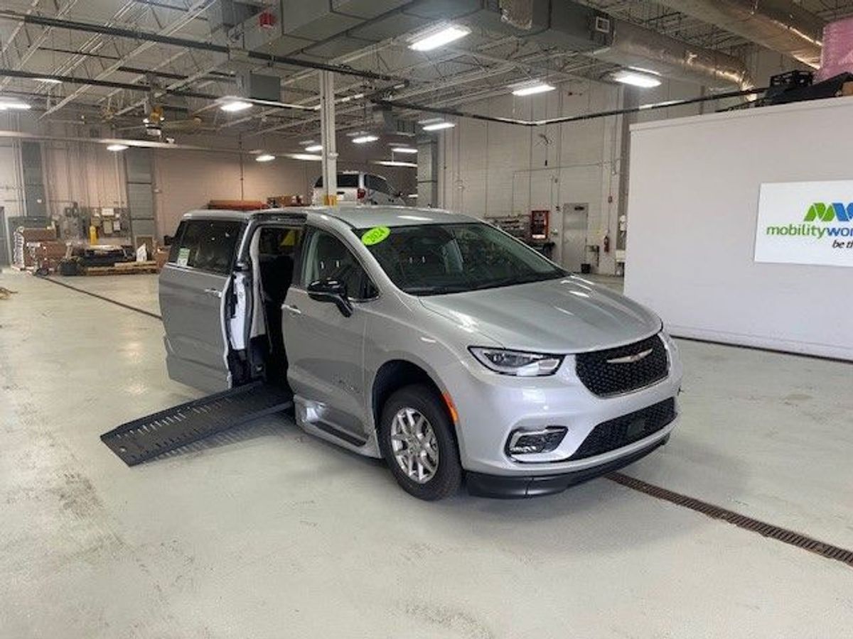 2024 Chrysler Pacifica Touring L