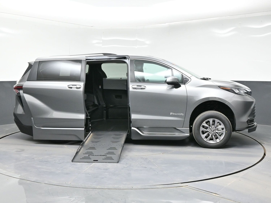 Grey Toyota Sienna image number 7