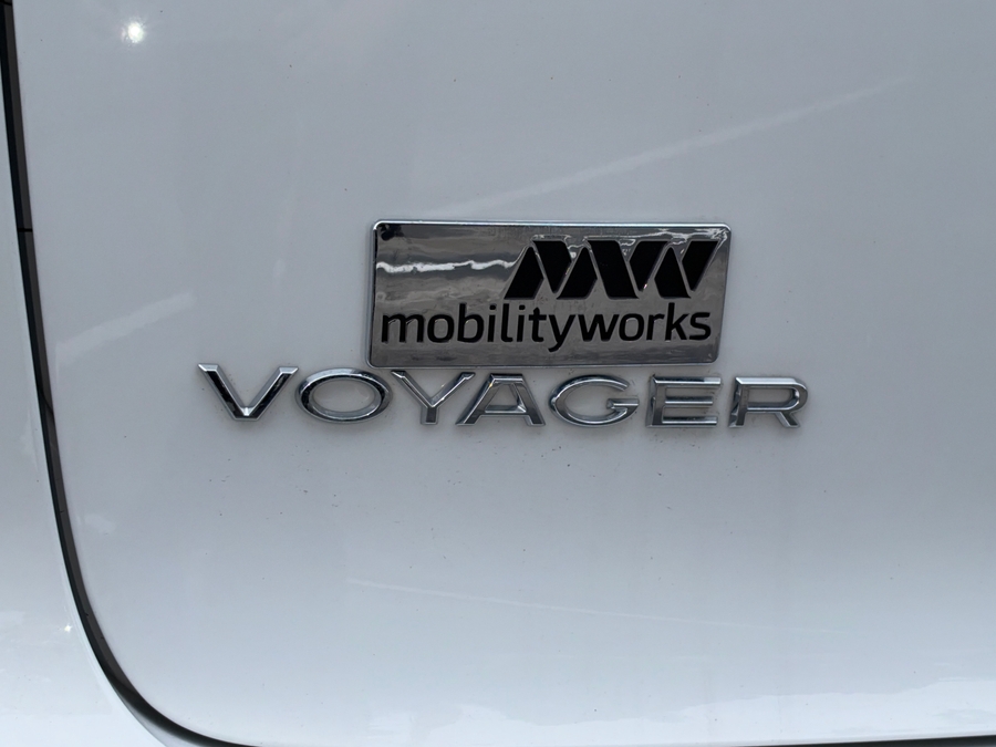 White Chrysler Voyager image number 53