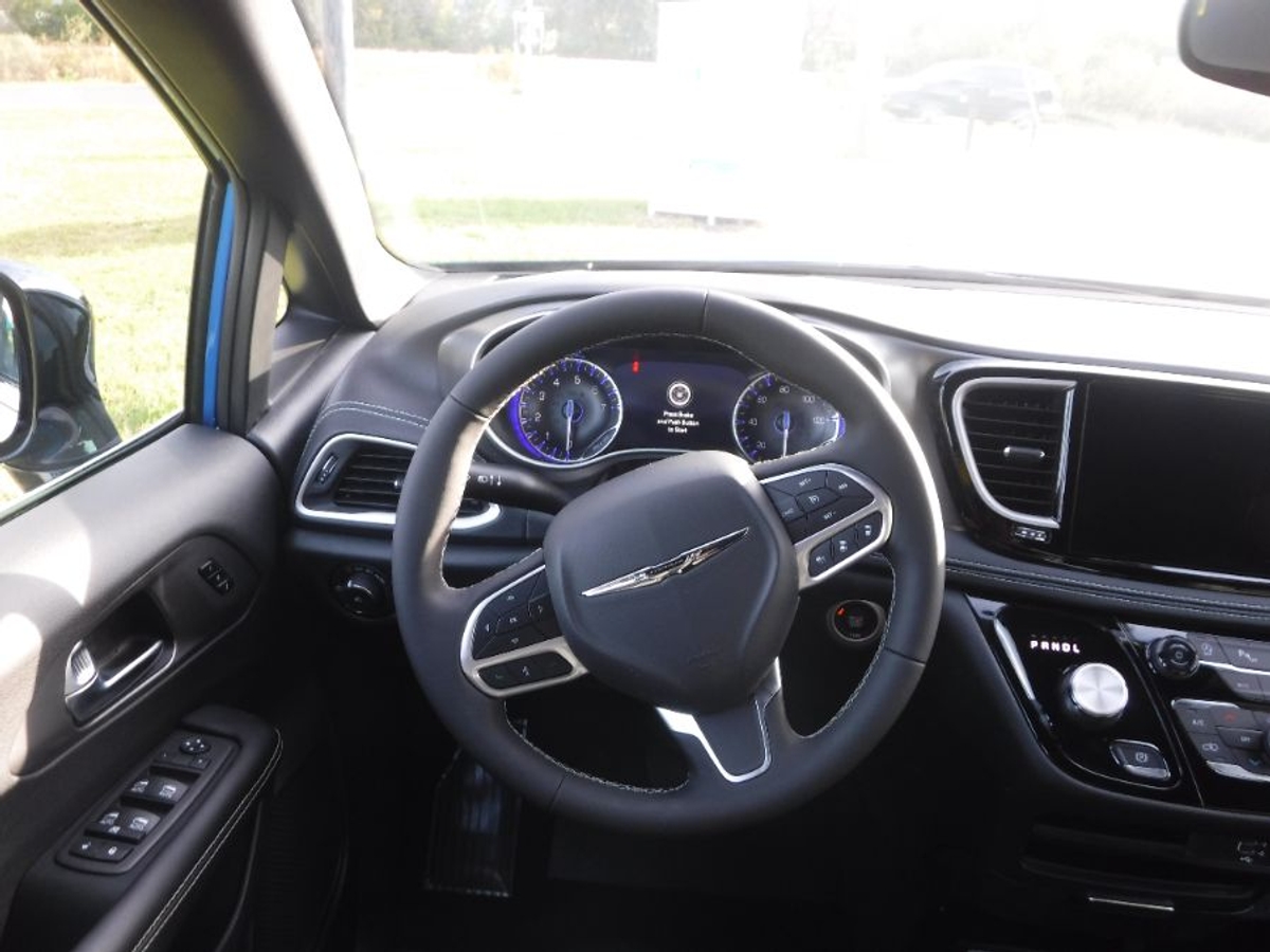 Blue Chrysler Pacifica image number 10