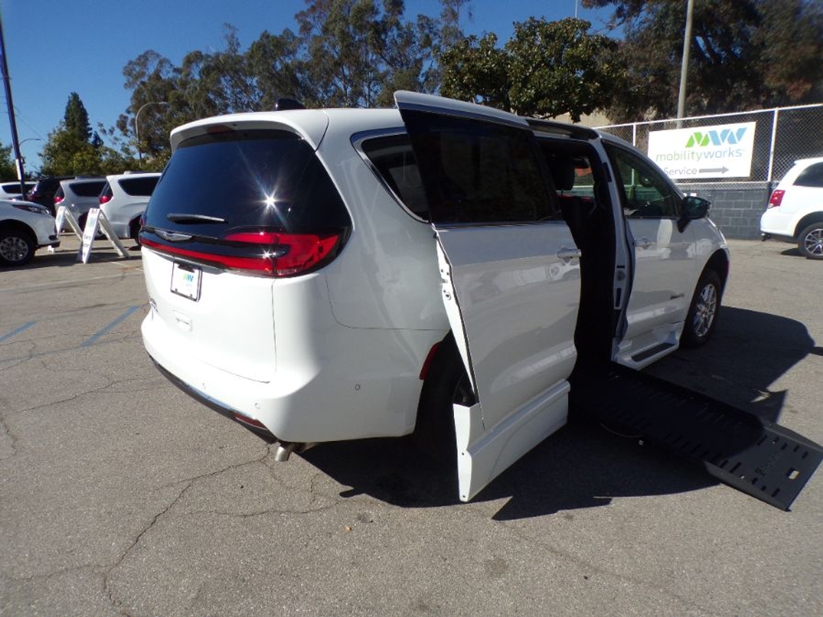 2025 CHRYSLER PACIFICA - Image 2